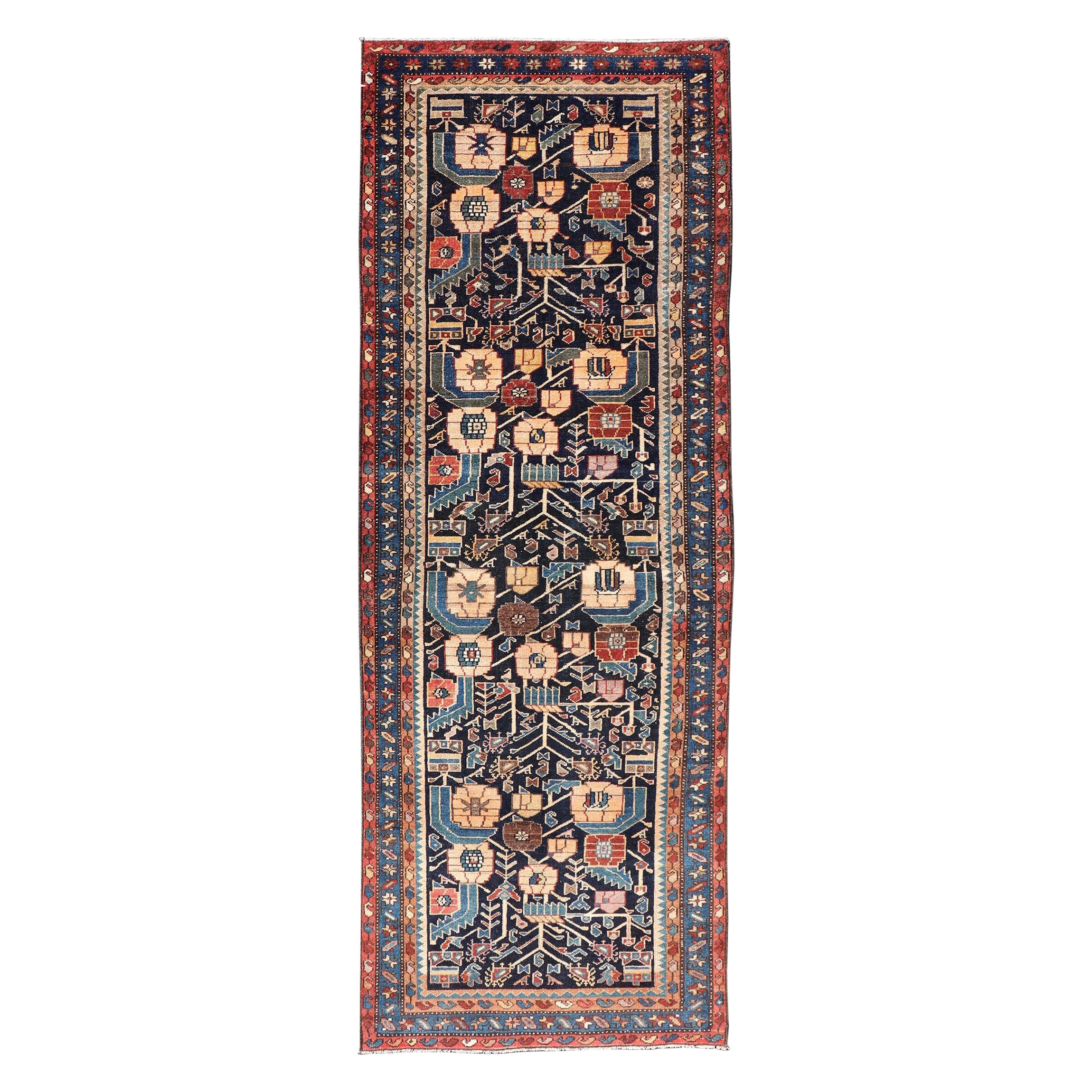 Antiker Hamadan-Läufer mit blauem Hintergrund und mehrfarbigen Stammesmotiven, 3'3 x 9'3 cm im Angebot