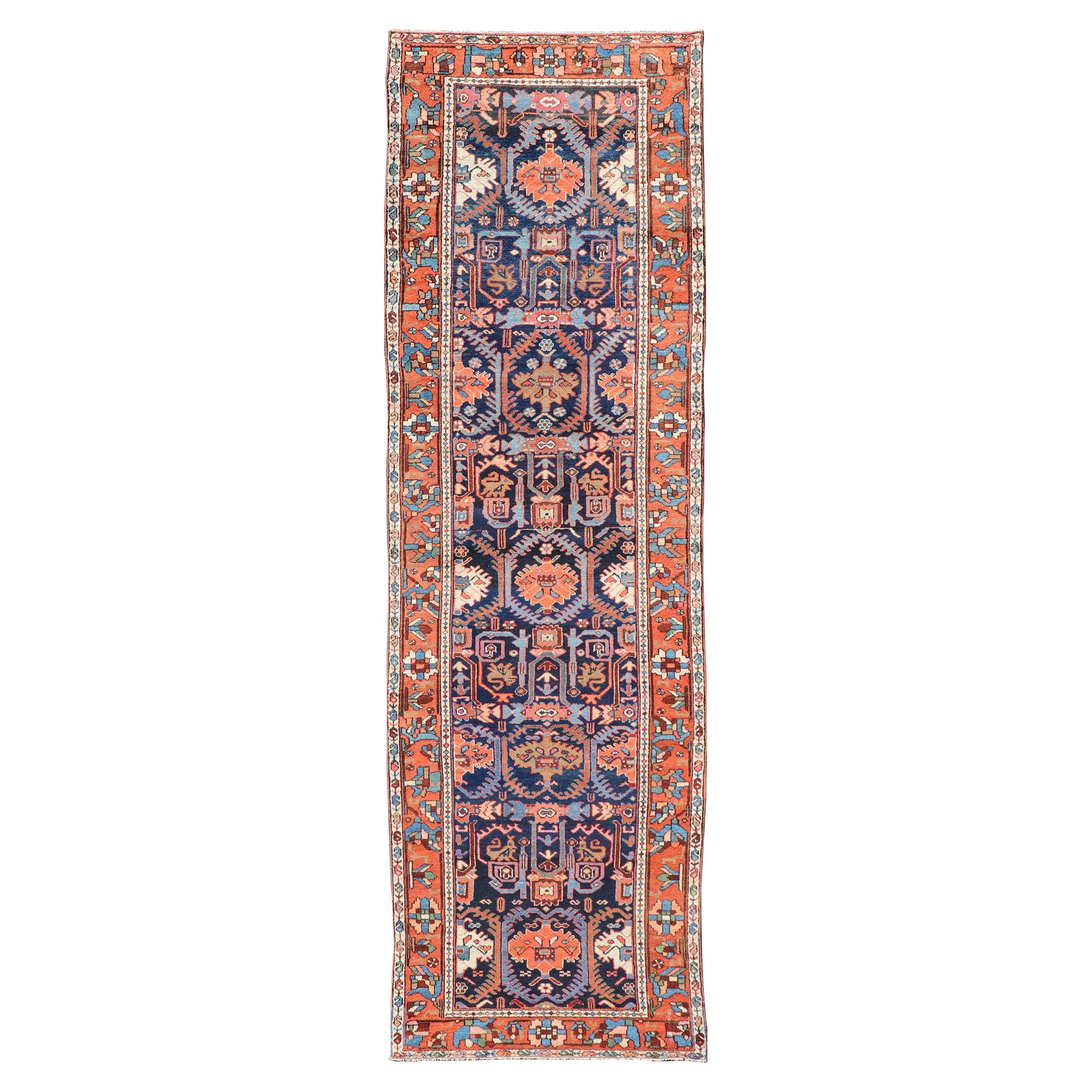Tapis de couloir persan ancien coloré Bakhtiari à motifs tribaux sur toute sa surface en vente