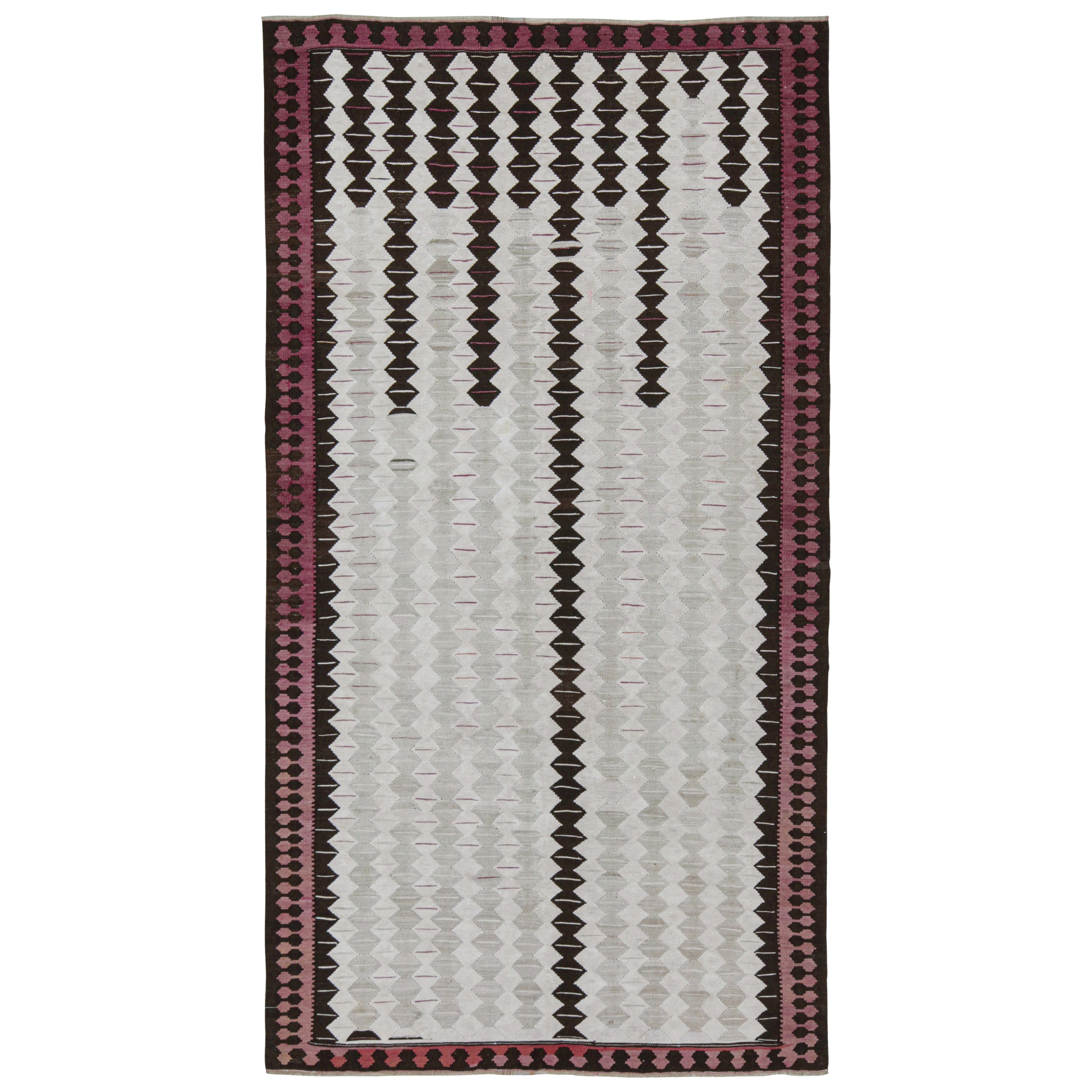 Shahsavan Persischer Kelim in Grau & Braun mit geometrischem Muster von Teppich & Kilim