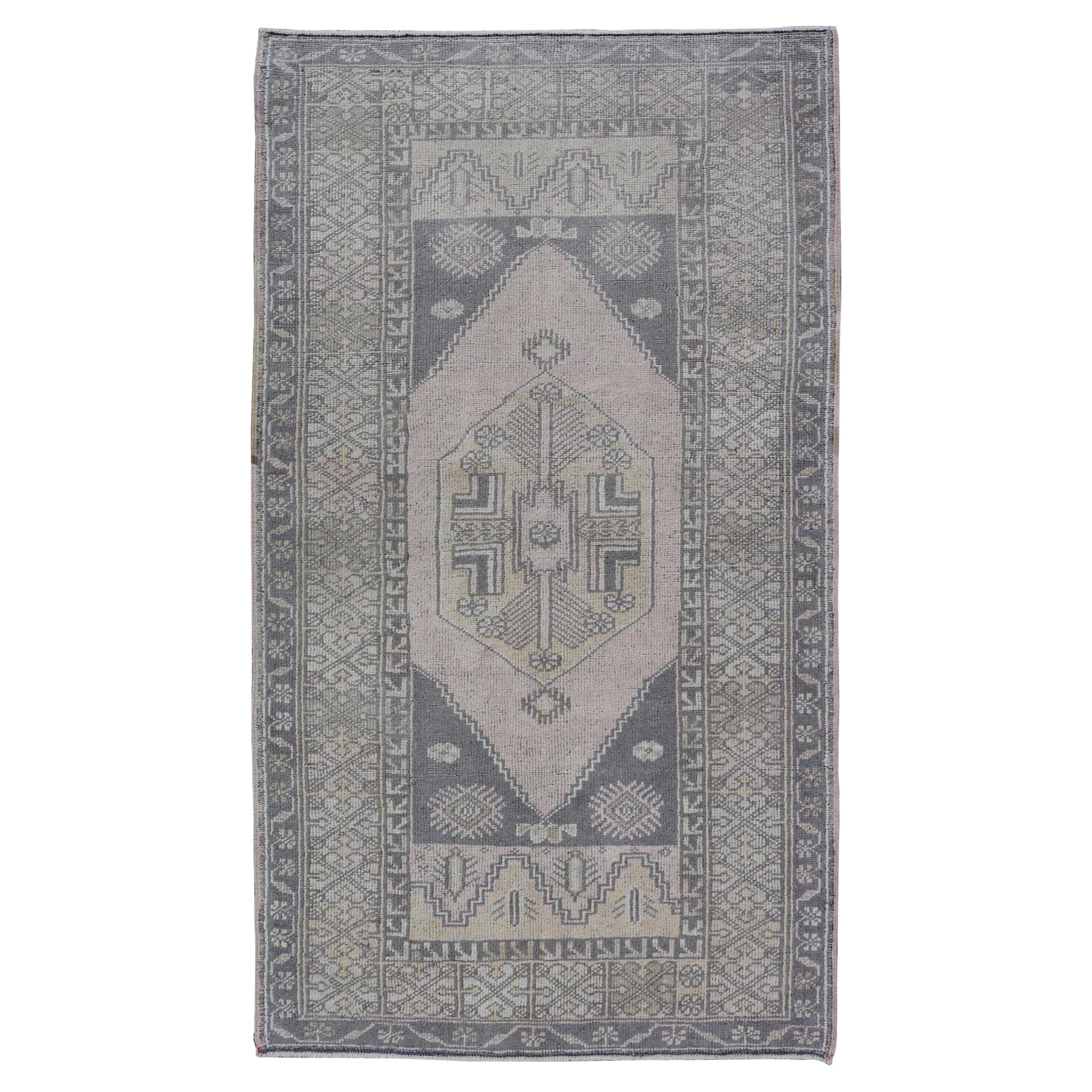 Türkischer Oushak-Teppich im Vintage-Stil in gedecktem Taupe, Grau, Creme und Blush