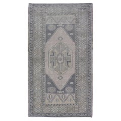 Türkischer Oushak-Teppich im Vintage-Stil in gedecktem Taupe, Grau, Creme und Blush