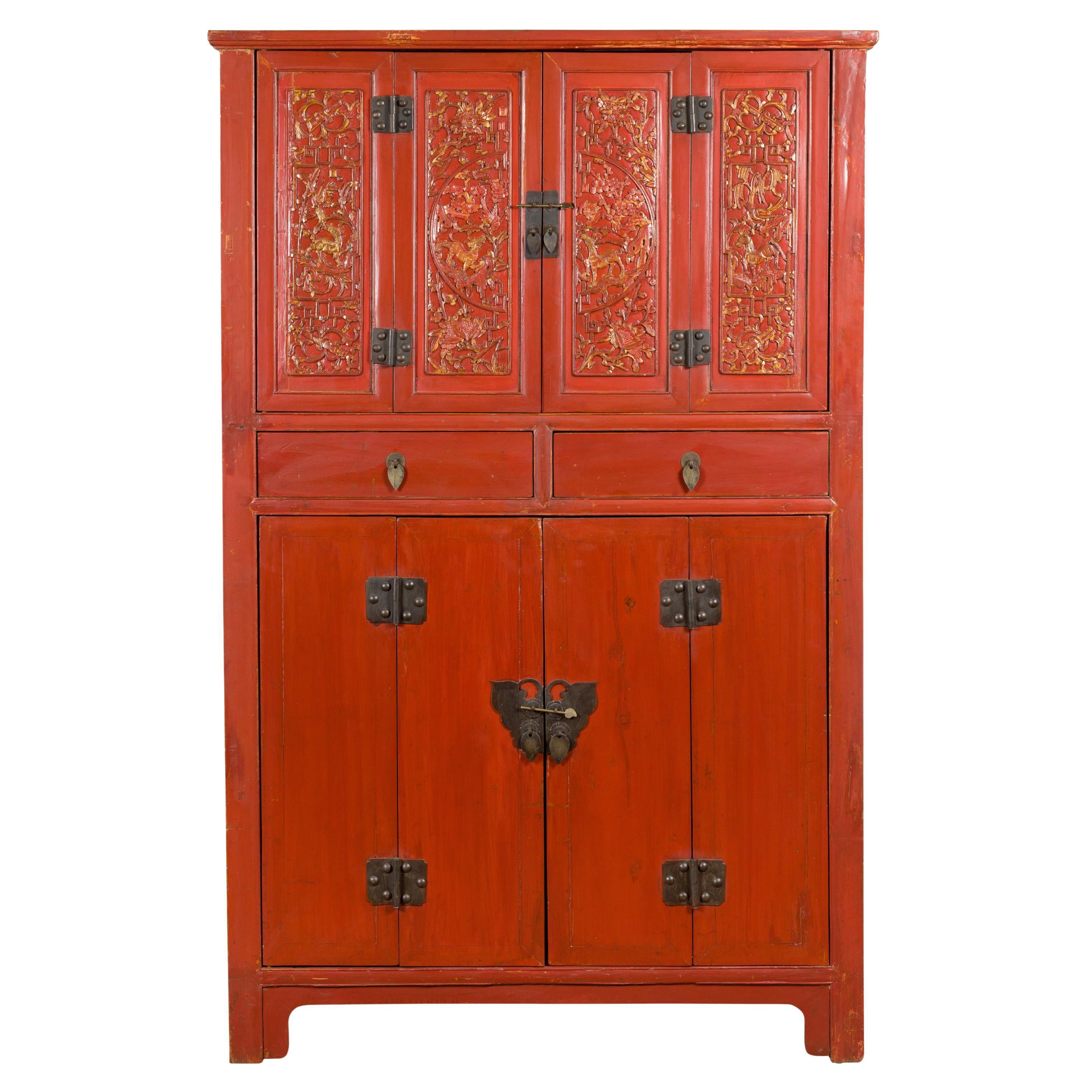 Fin de la dynastie Qing  Meuble de rangement en laque rouge avec quincaillerie papillon