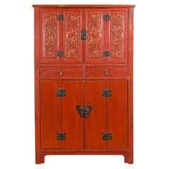 Fin de la dynastie Qing  Meuble de rangement en laque rouge avec quincaillerie papillon