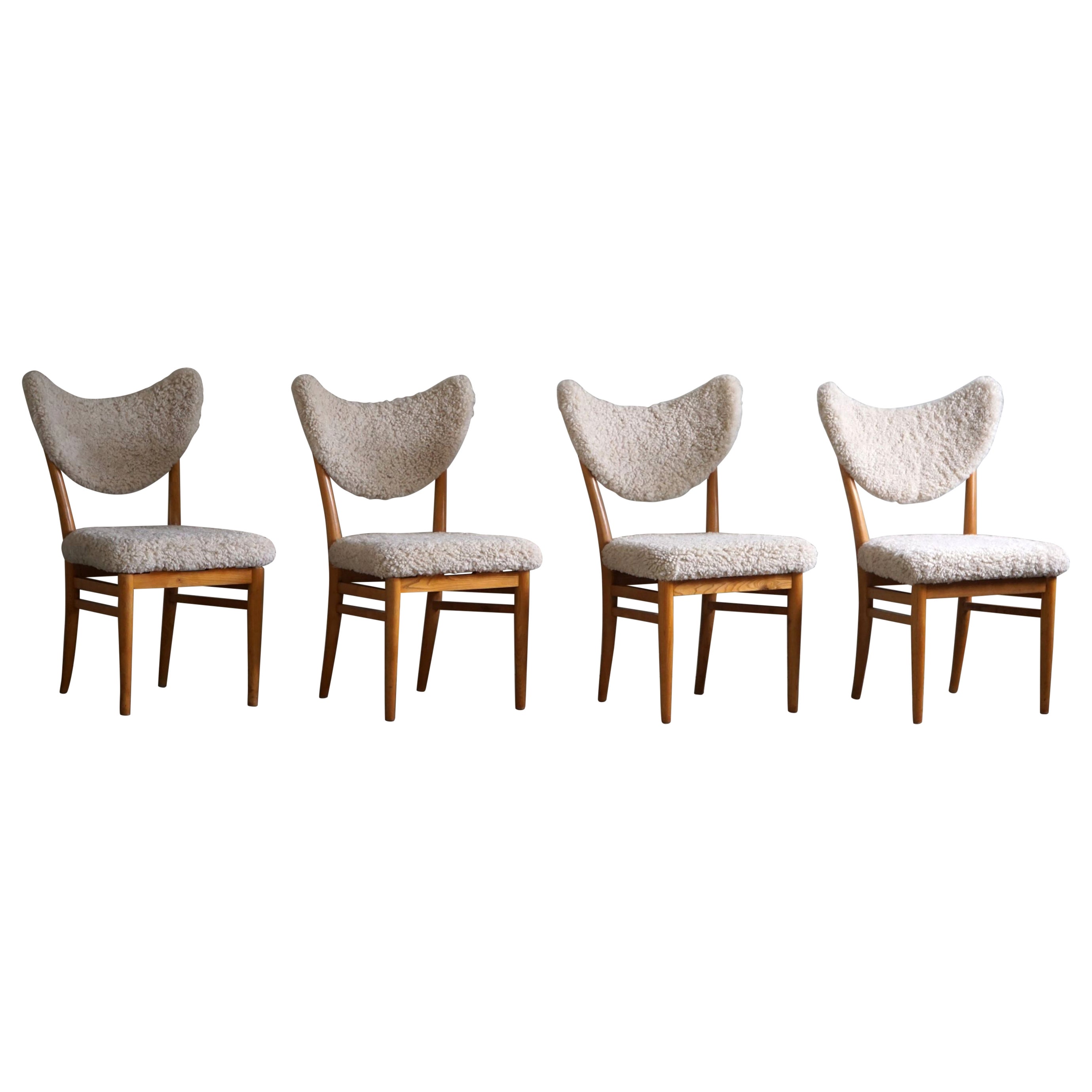 Hvidt & Mølgaard, ensemble de 4 chaises en frêne, rembourrées en laine d'agneau, années 1950