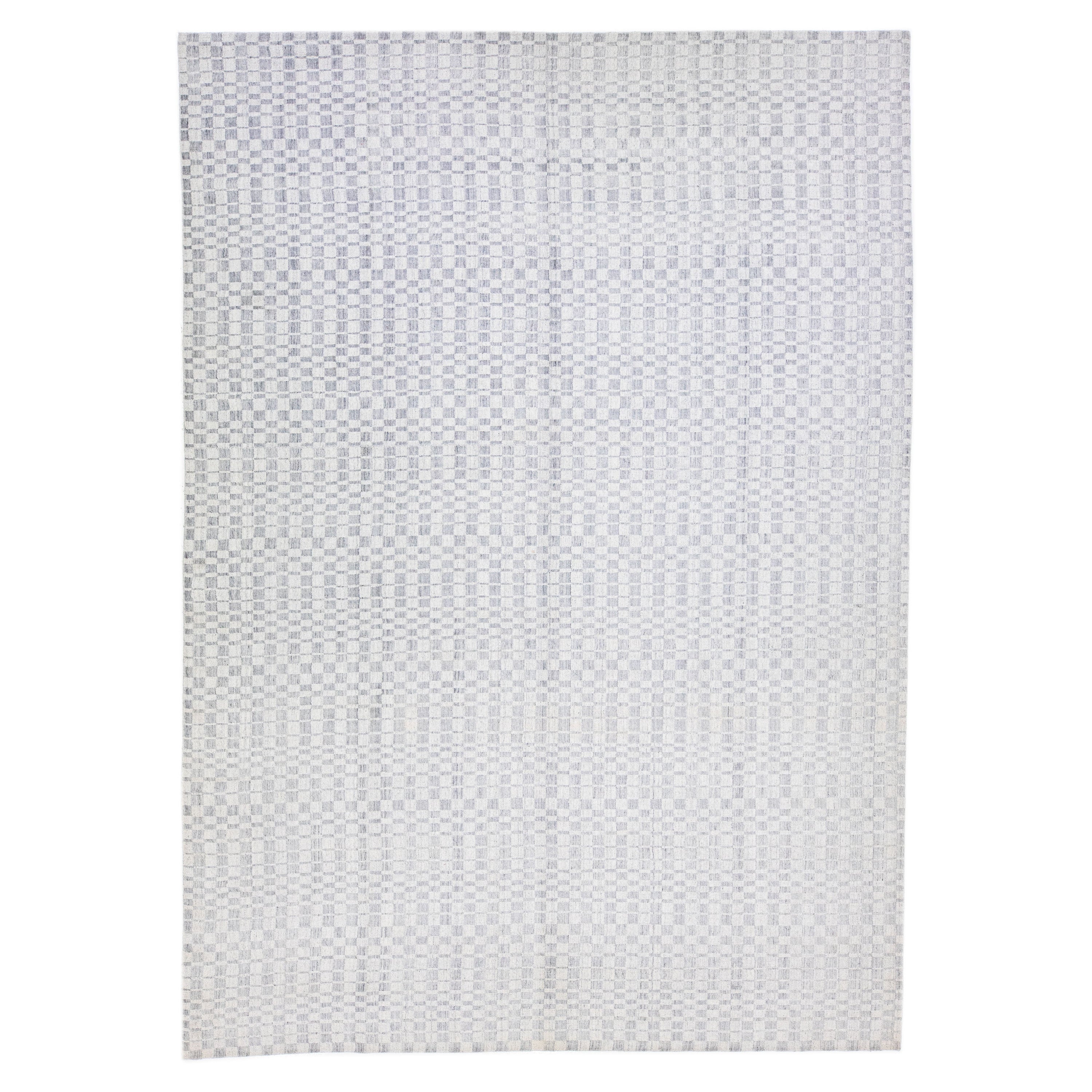 Moderner nahtlos gestalteter Teppich aus Wolle und Seide in Grau im Angebot