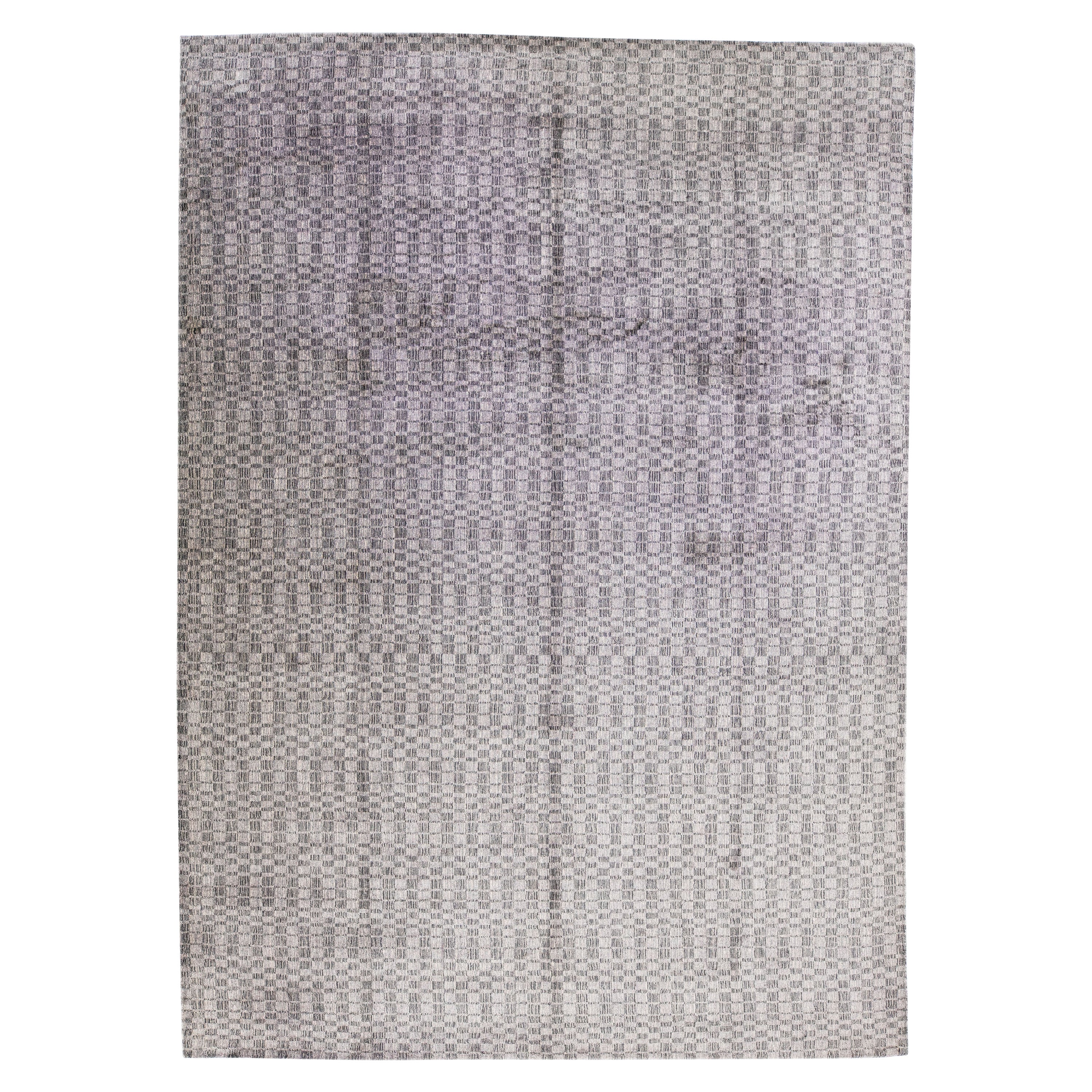 Handgefertigter Teppich aus Wolle und Seide mit grauem geometrischem Muster