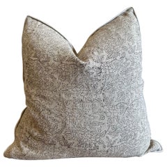 Coussin Coco en lin imprimé avec insert de plumes de duvet