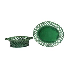 Cesta y soporte calados de cerámica inglesa vidriada en verde
