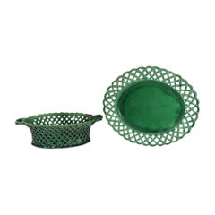 Cesta y soporte calados de cerámica inglesa vidriada en verde
