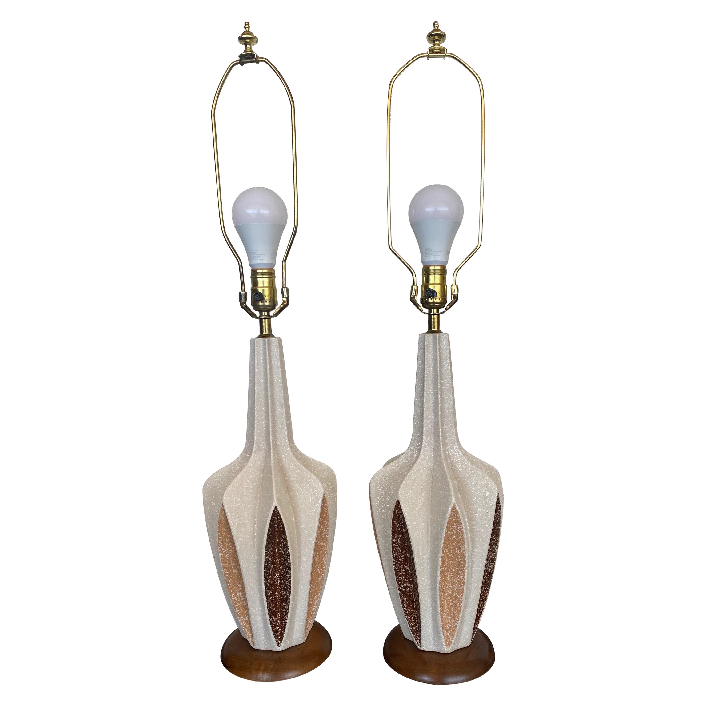 Lampade moderne in ceramica italiana degli anni '60, una coppia