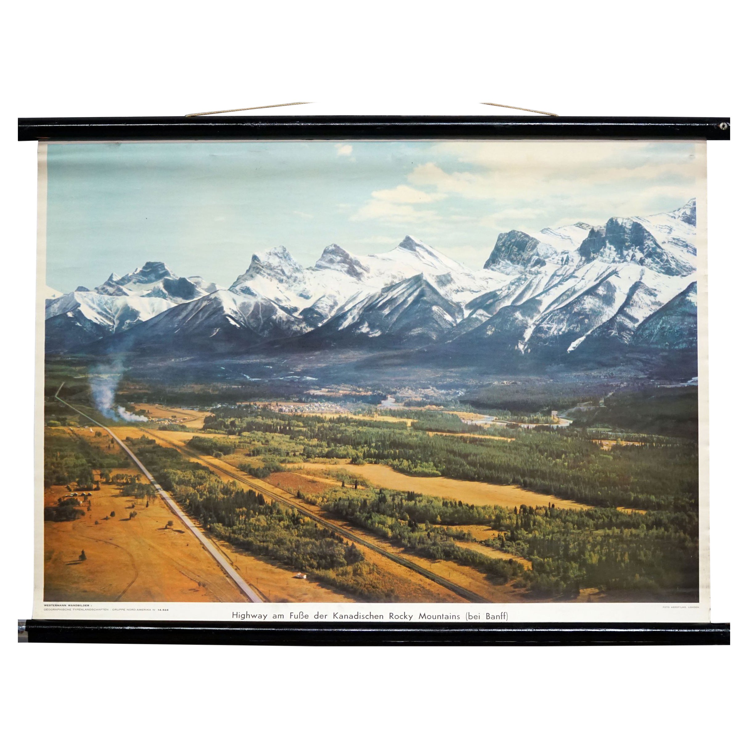 Highway at the Rocky Mountains, Vintage-Wandtafel mit gedrechselter Landschaft  im Angebot