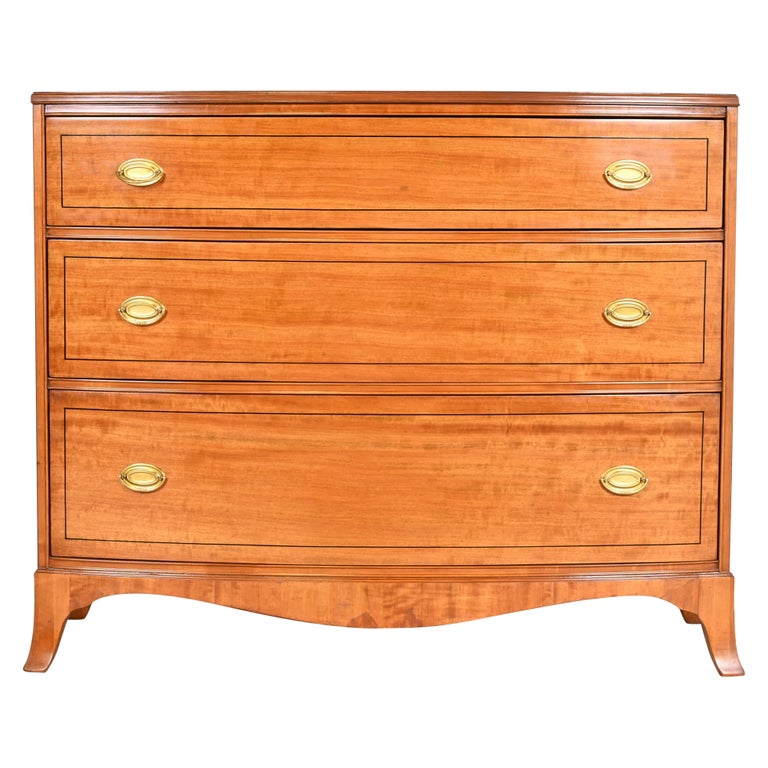 Mahogany Bow Front Chest of Drawers in the Manner of Baker Furniture For Sale at 1stDibs