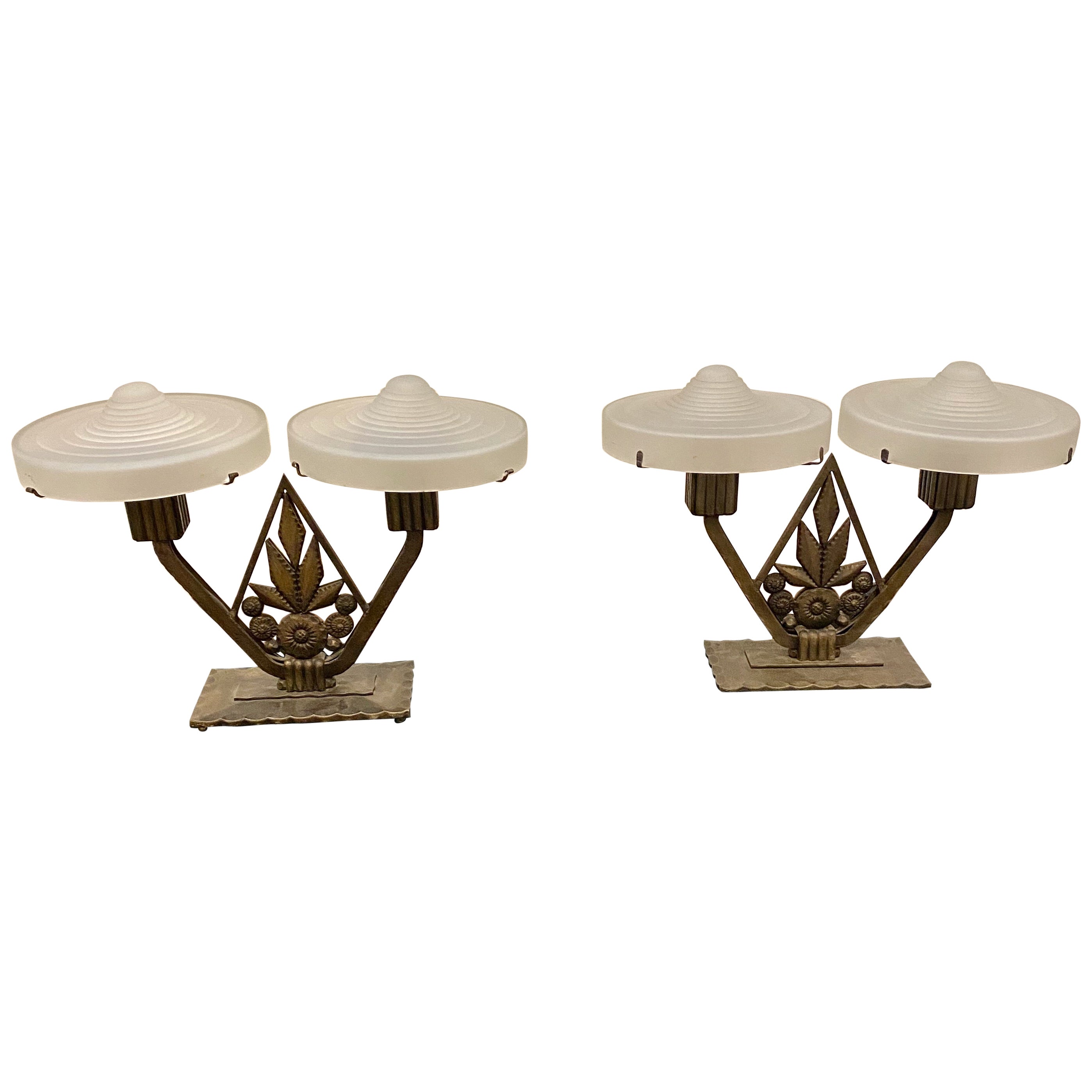 Paar französische Art-Déco-Tischlampen mit geometrischem Motiv 