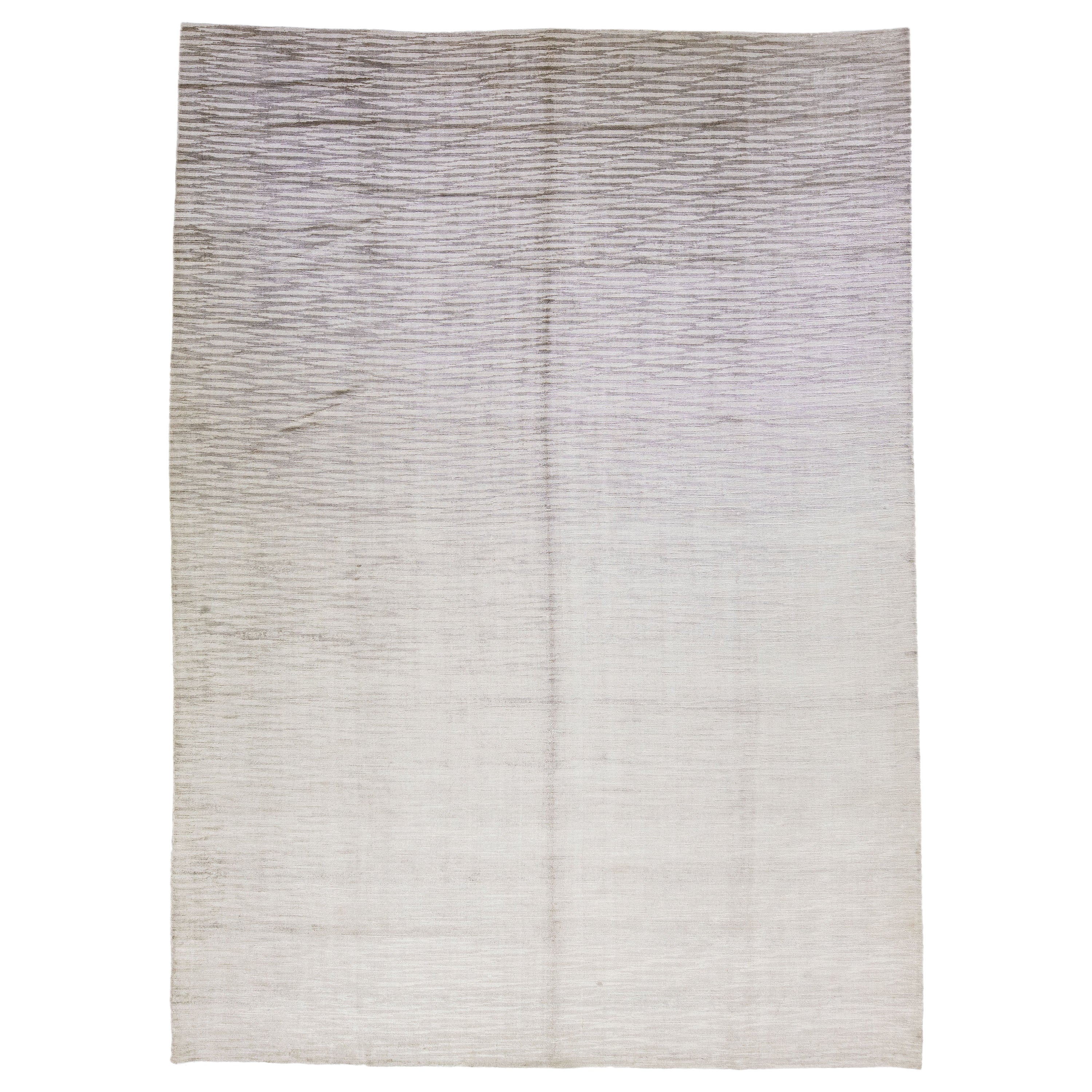 Grauer Teppich aus Wolle und Seide, handgefertigt mit abstraktem Muster im Angebot