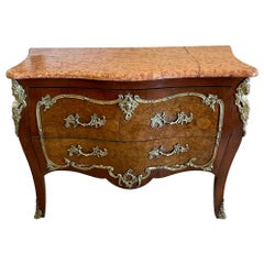 Ancienne commode victorienne de qualité française en ronce de noyer avec dessus en marbre et bronze doré