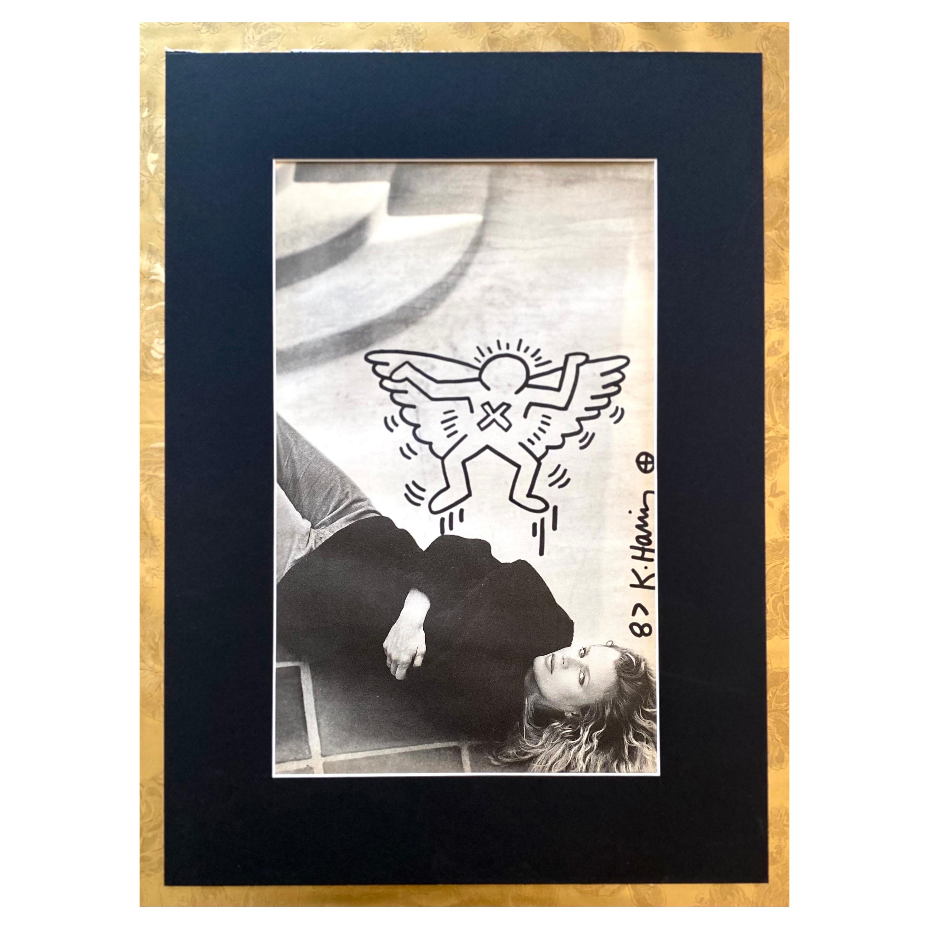 KEITH HARING - Échantillon de dessin au stylo  sur image de Kim Basinger, signé, 1987