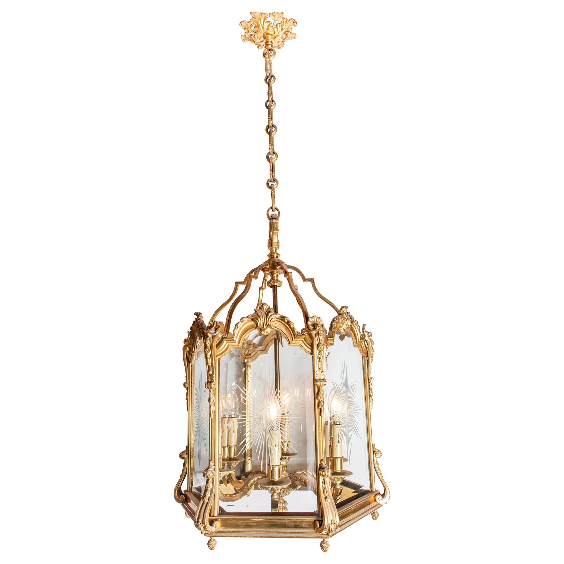 Lanterne en bronze doré et verre taillé. France, début du XXe siècle.