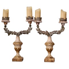 Paire de chandeliers à deux branches en bois doré sculpté et peint du 19ème siècle italien