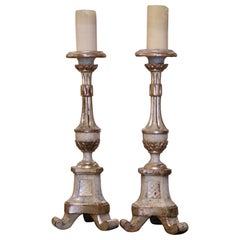 Paar italienische polychrom geschnitzte Kerzenständer aus vergoldetem Holz und lackiertem Holz aus dem 19. Jahrhundert