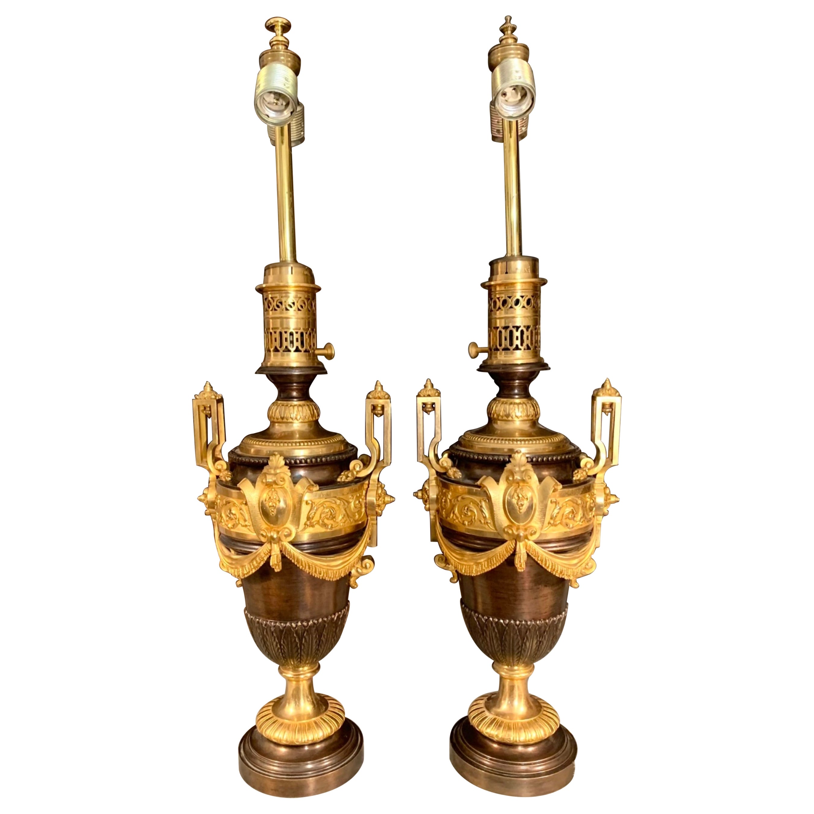 Paire de bronzes patinés français  Lampes de table montées sur vases en bronze doré