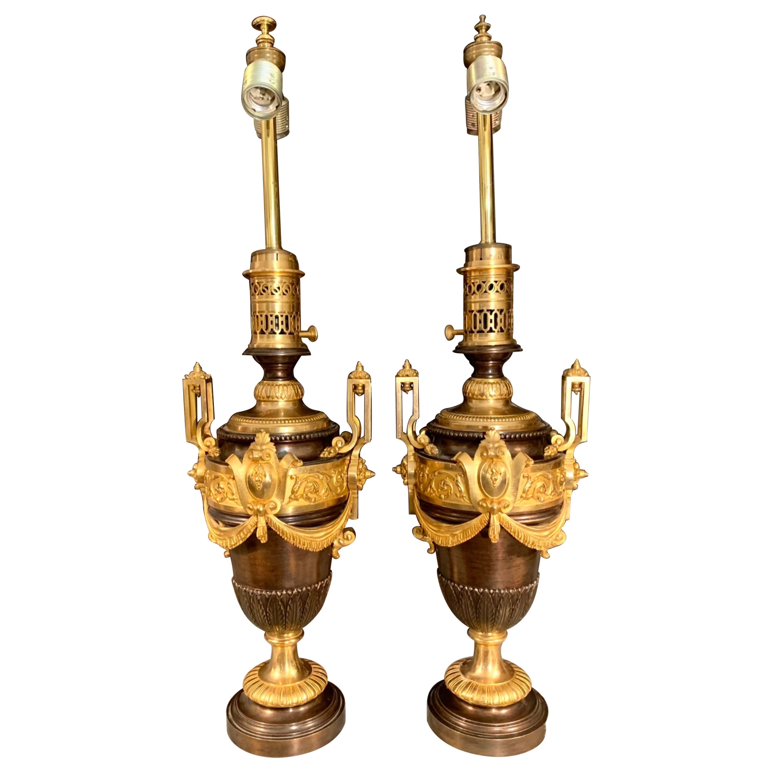 Coppia di lampade da tavolo francesi in bronzo patinato e vasi in ormolu