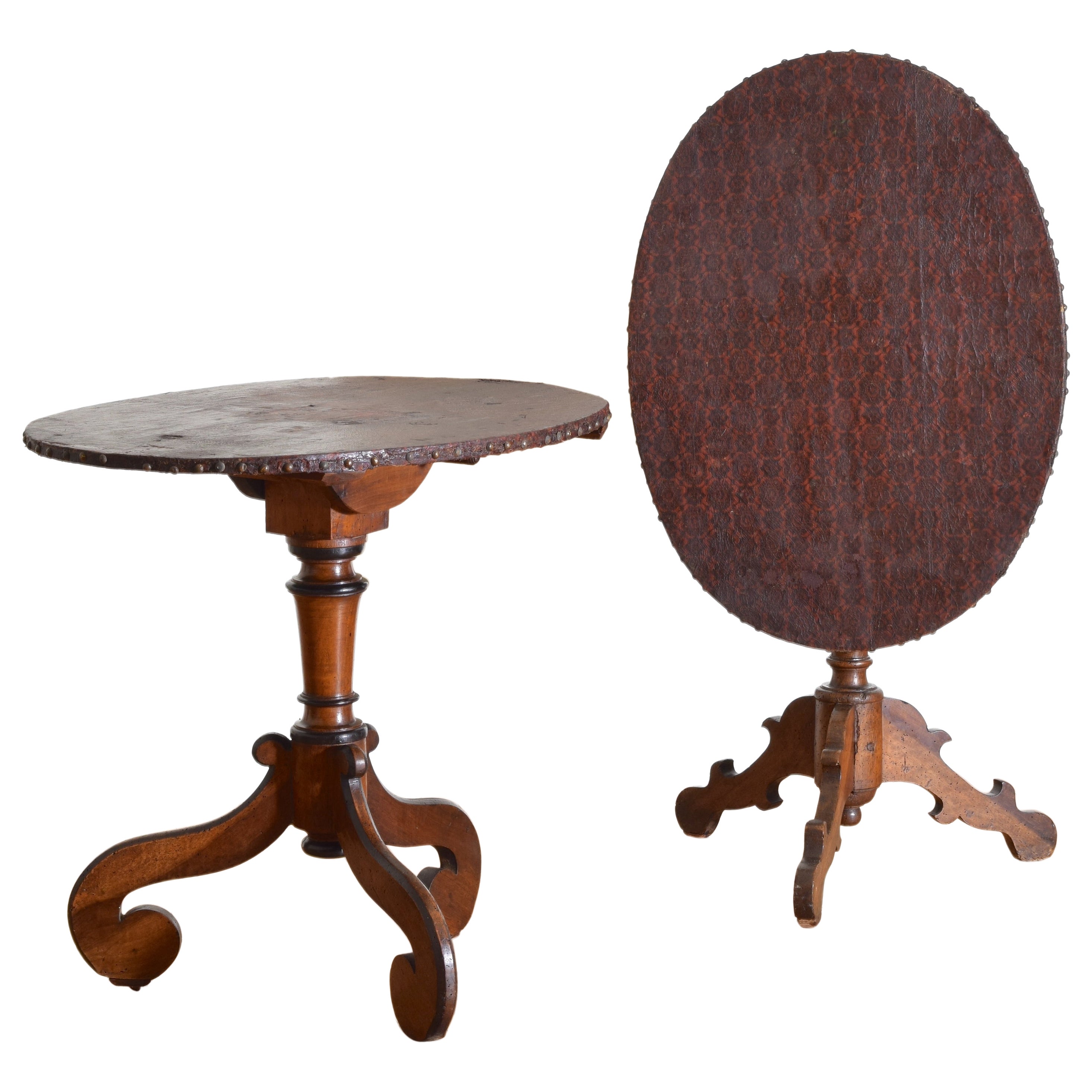 Fast identisches Paar norditalienische LXIV-Tische aus Nussbaum und geprägtem Segeltuch mit Kachelplatte, 18cen im Angebot