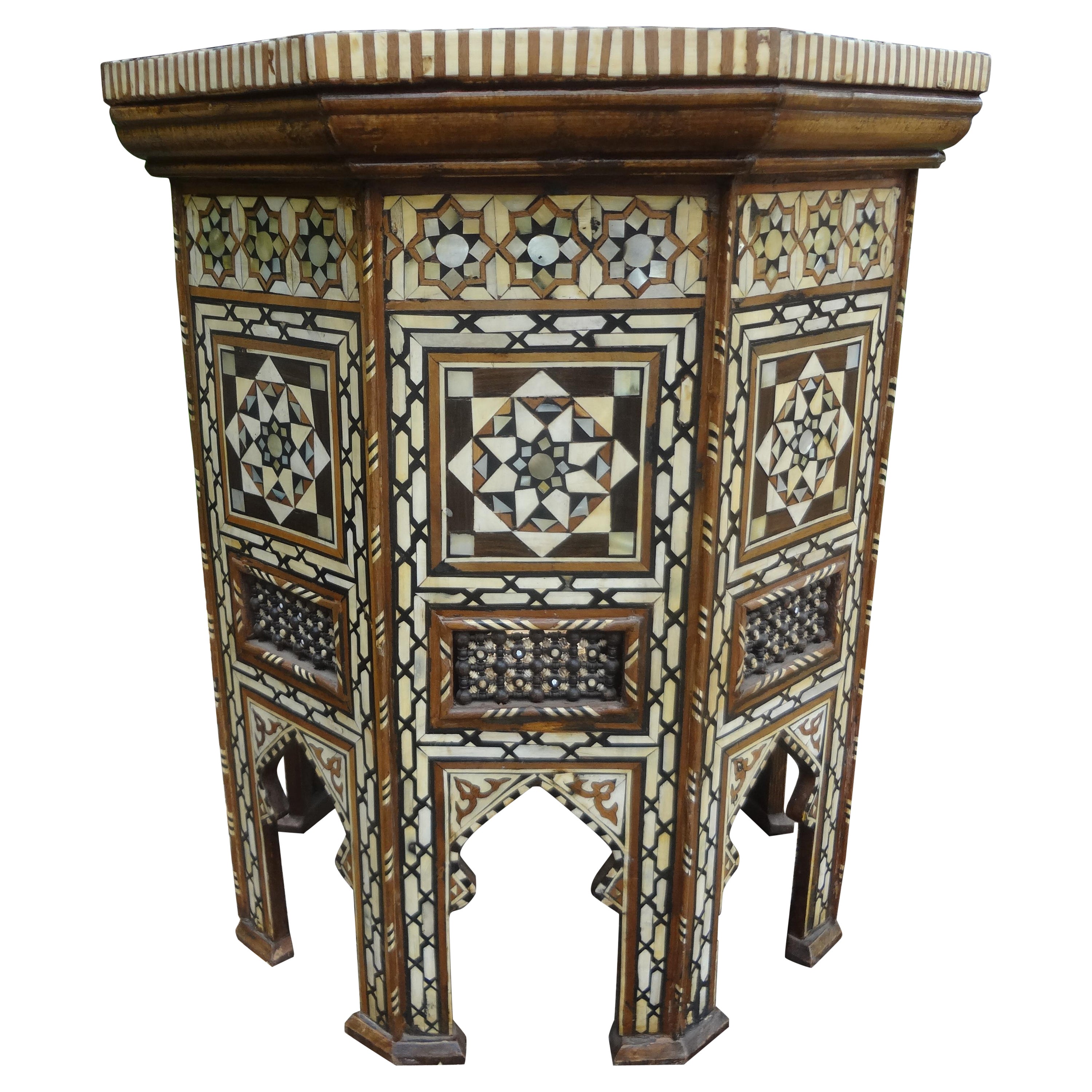 Grande table octogonale marocaine ancienne de style arabesque incrustée