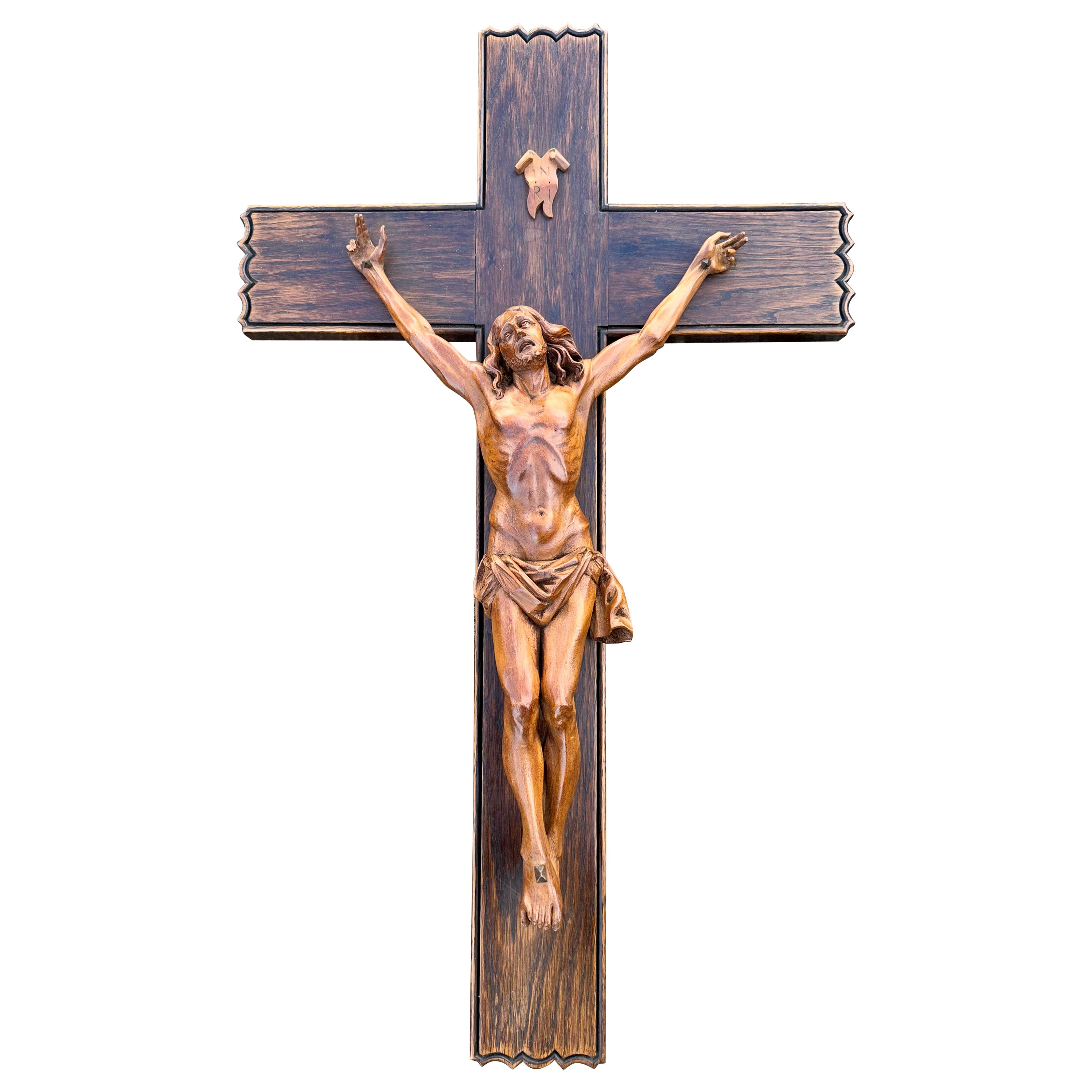Corpus Christi de madera tallado de gran calidad y en magnífico estado sobre crucifijo, años 1800