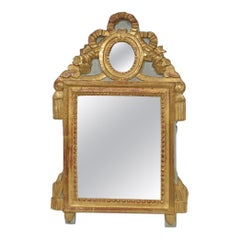 Piccolo specchio francese del XVIII secolo in legno dorato in stile Luigi XVI