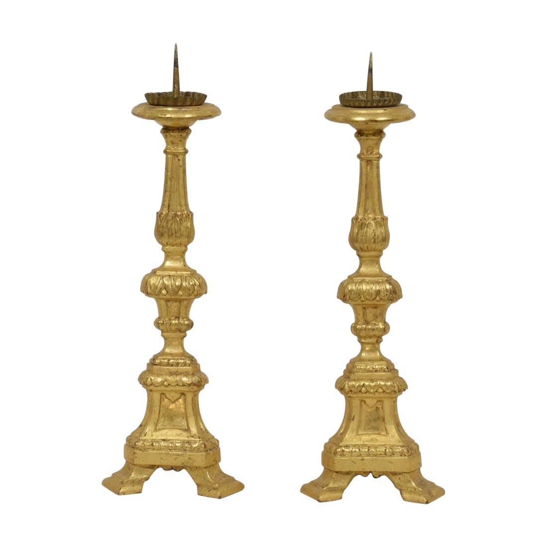 Paar italienische neoklassizistische Kerzenständer aus vergoldetem Holz aus dem späten 18. Jahrhundert im Angebot