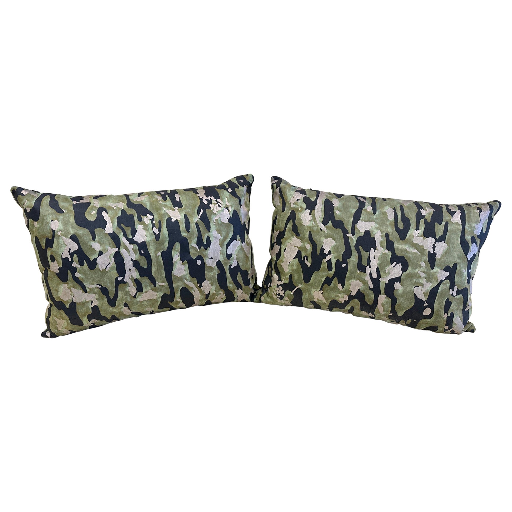 Ein Paar maßgefertigte Fortuny Camouflage-Stoff-Überwurf-Kissen