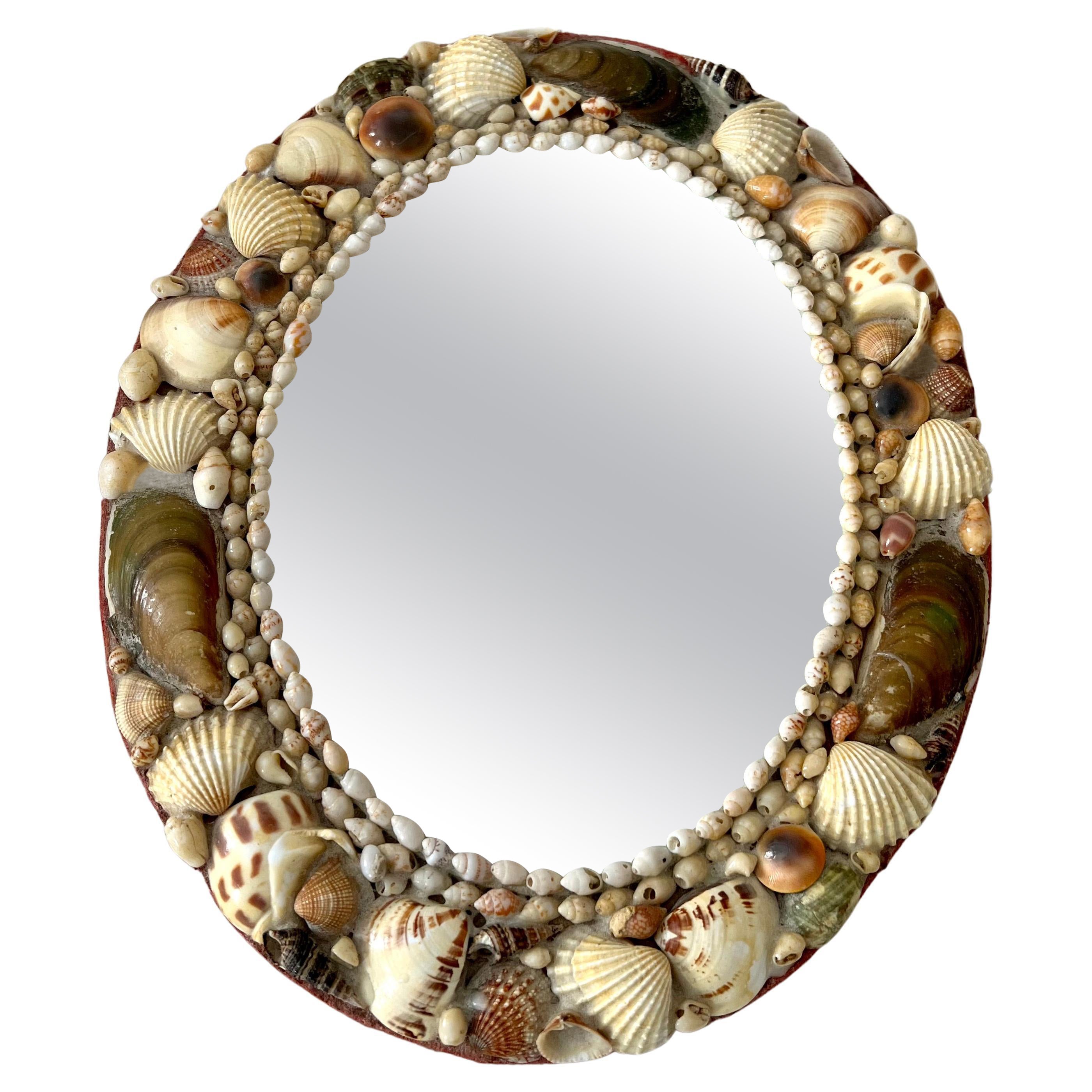 Petit miroir ovale avec cadre incrusté de coquillages