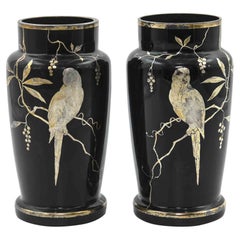 Paar Art-Déco-Vasen mit Parotten, Frankreich, Anfang 20.