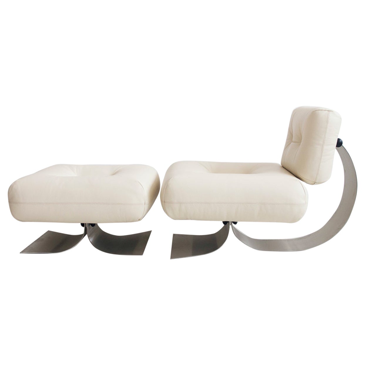 Fauteuil de salon et pouf Alta en cuir blanc par Oscar Niemeyer en vente