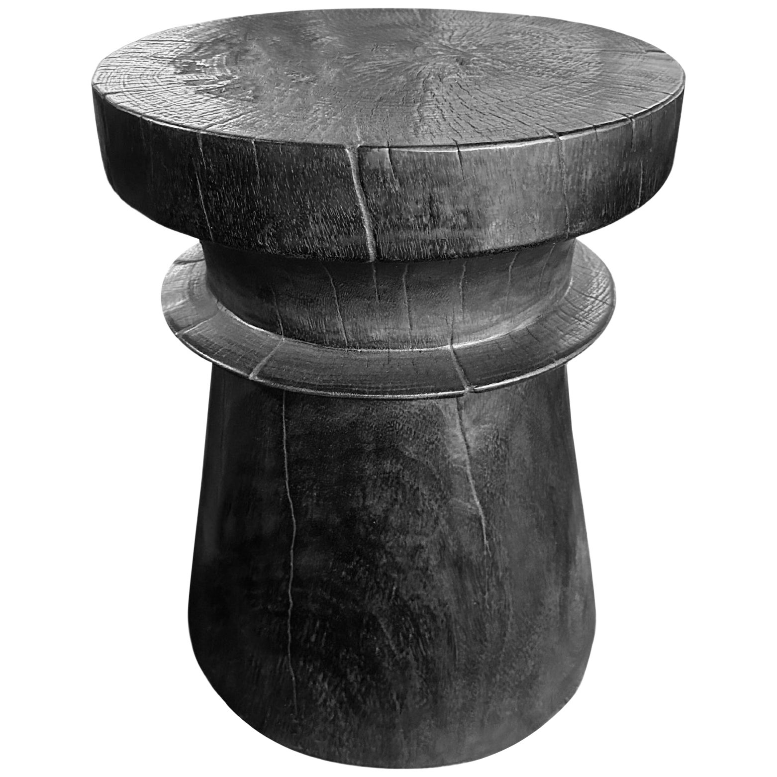 Beistelltisch aus massivem Mangoholz mit gebrannter Oberfläche, modern, organisch