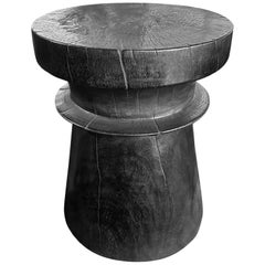 Beistelltisch aus massivem Mangoholz mit gebrannter Oberfläche, modern, organisch