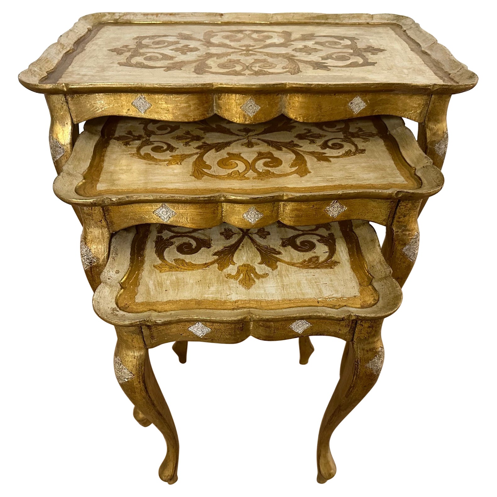 Ensemble de 3 tables gigognes ou empilables Florentine en bois doré des années 1950