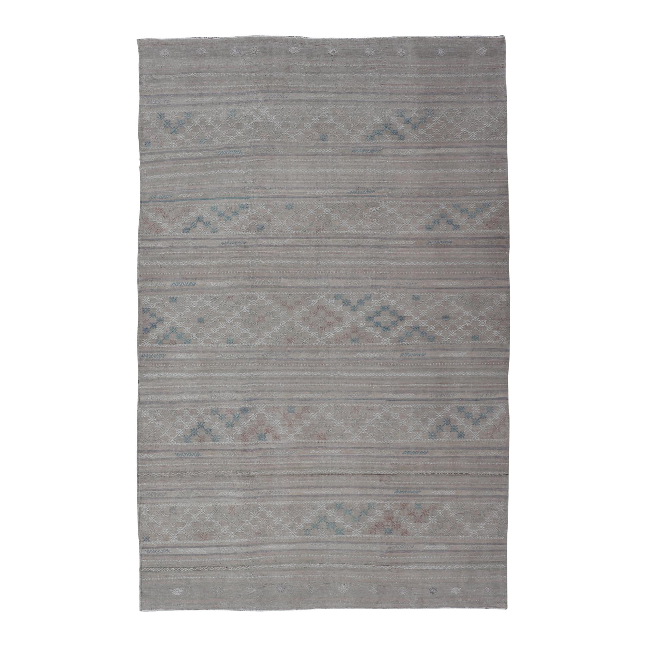 Türkischer Kelim-Teppich im Vintage-Stil mit neutralen horizontalen Streifen und geometrischen Designs