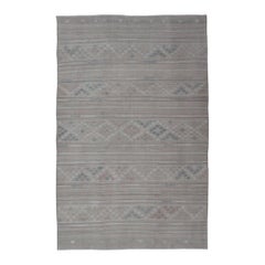 Tapis Kilim turc vintage à rayures horizontales neutres et motifs géométriques