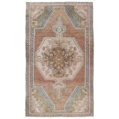 Tapis vintage Oushak à fond brun clair et crème, et bleu clair 