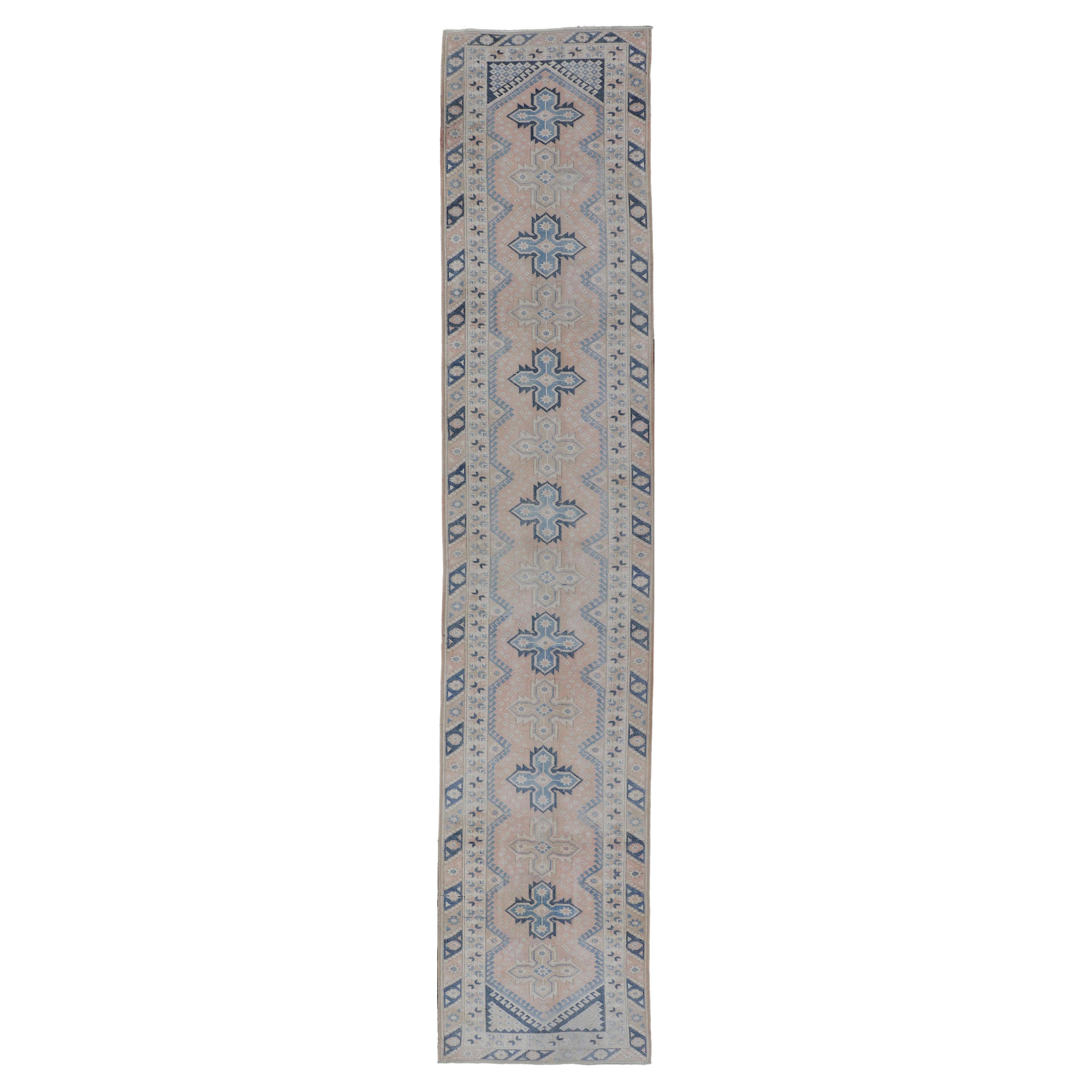 Long tapis de couloir turc vintage Oushak en différents bleus, taupes, saumon et crème