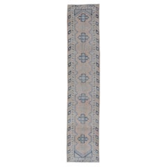 Long tapis de couloir turc vintage Oushak en différents bleus, taupes, saumon et crème