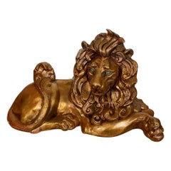 Statue de lion assis en or avec yeux en jade par California Pottery