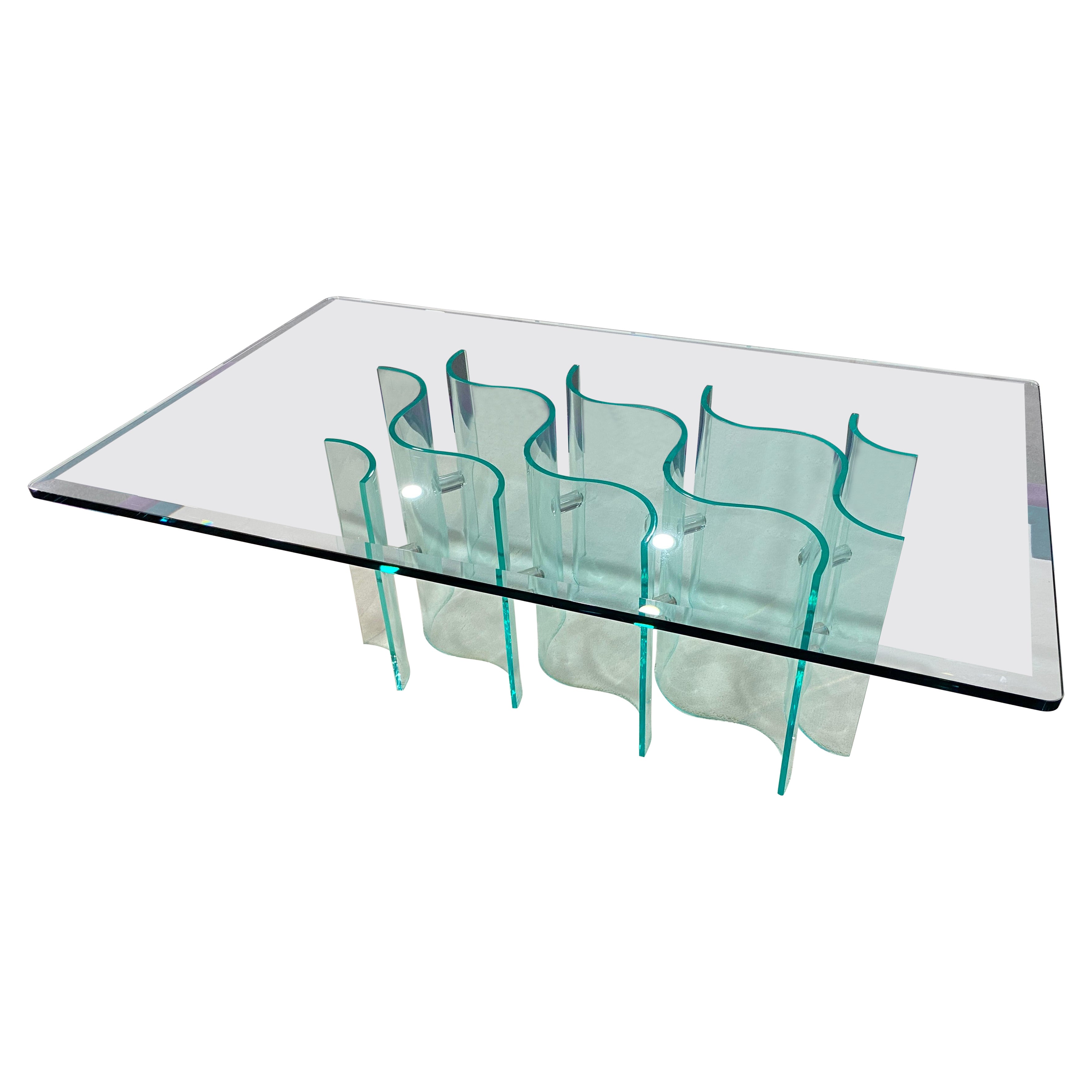 Table basse en verre et lucite sculptée, The Moderns, Hollywood Regency en vente