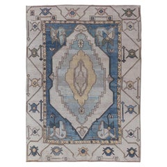 Türkischer Oushak-Teppich im Vintage-Stil mit geometrischem Medaillon und Stammesmotiv