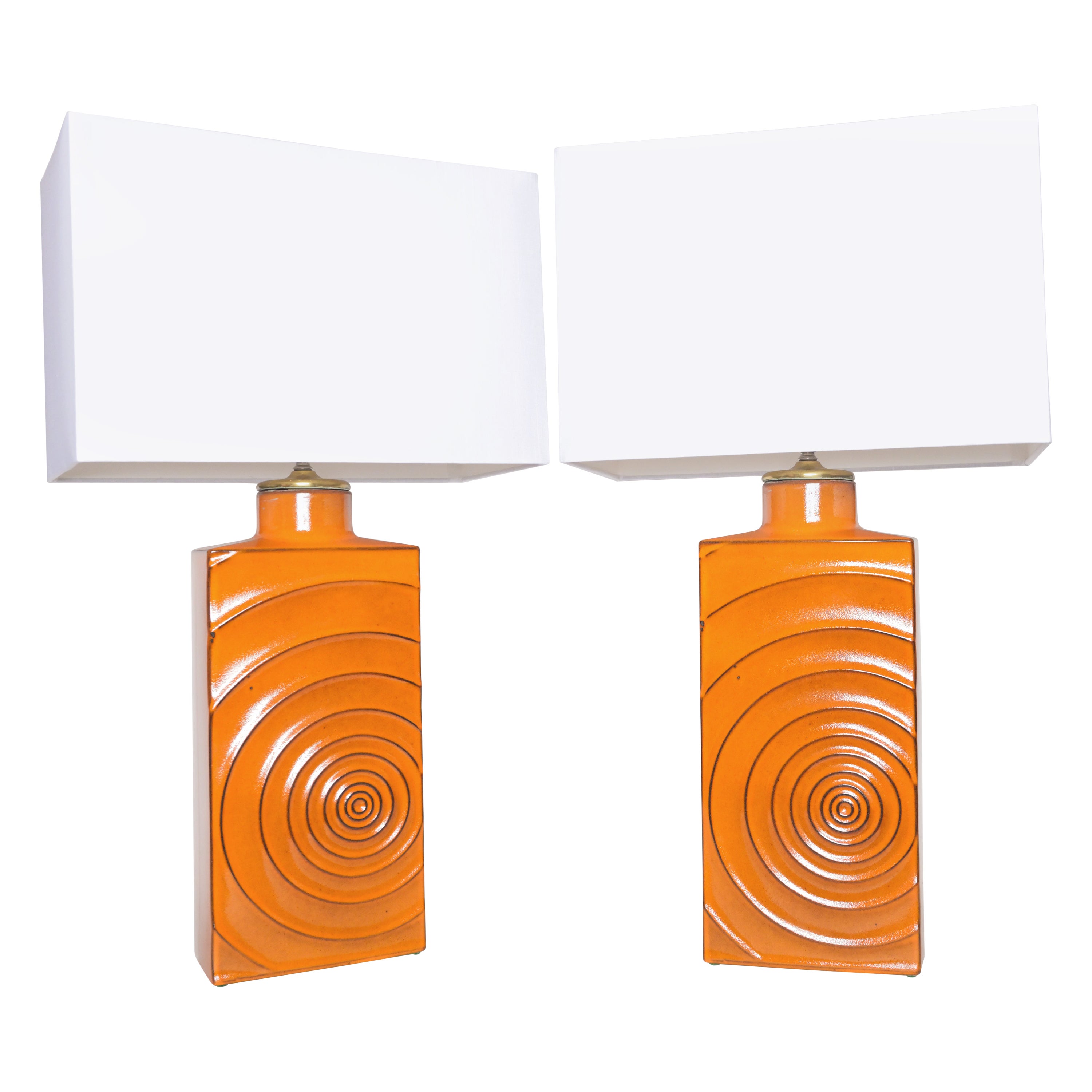 Paar moderne orangefarbene Steingut-Tischlampen aus den 1970er Jahren im Angebot