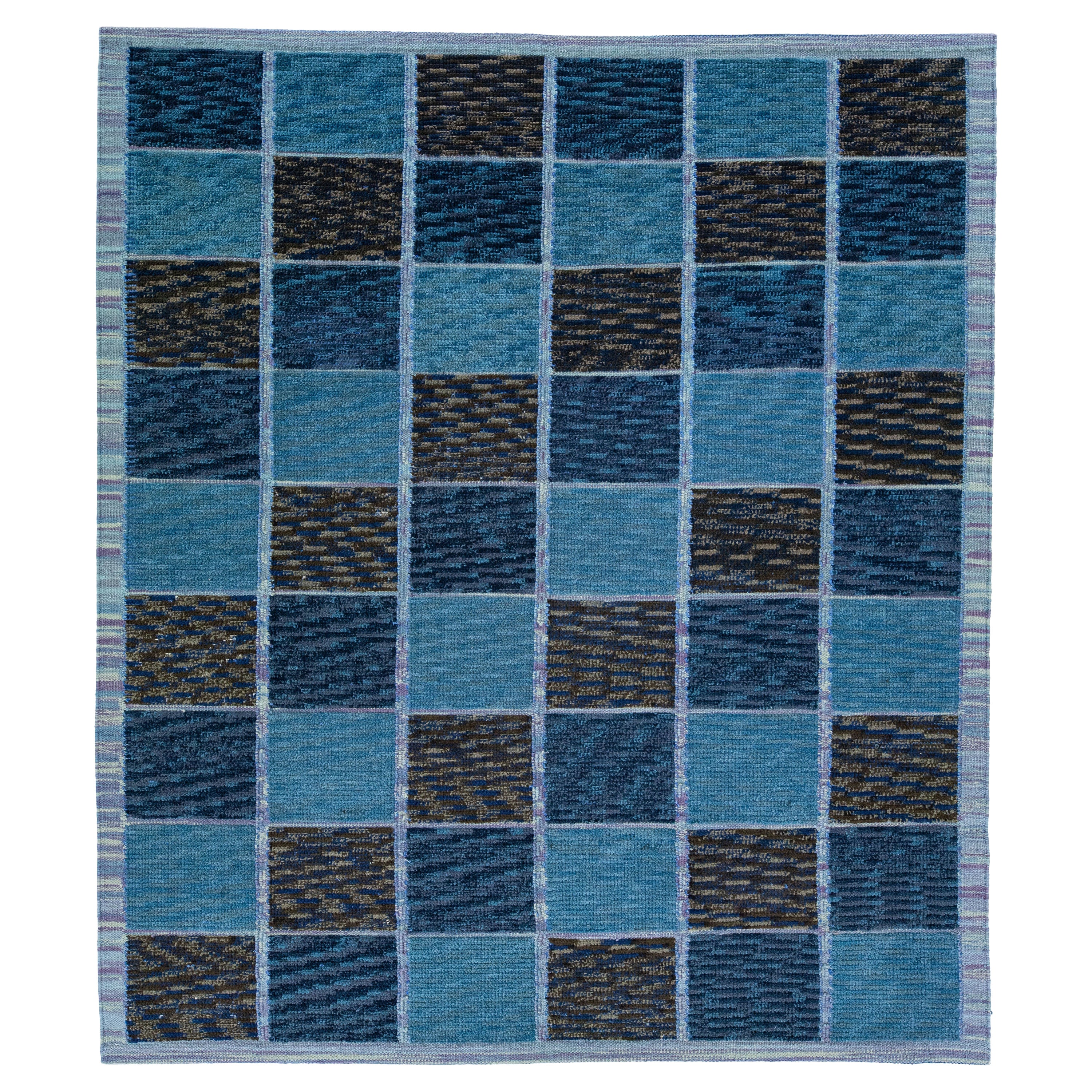 Handgefertigter Wollteppich im modernen schwedischen Stil mit blauem Farbkaro-Design im Angebot