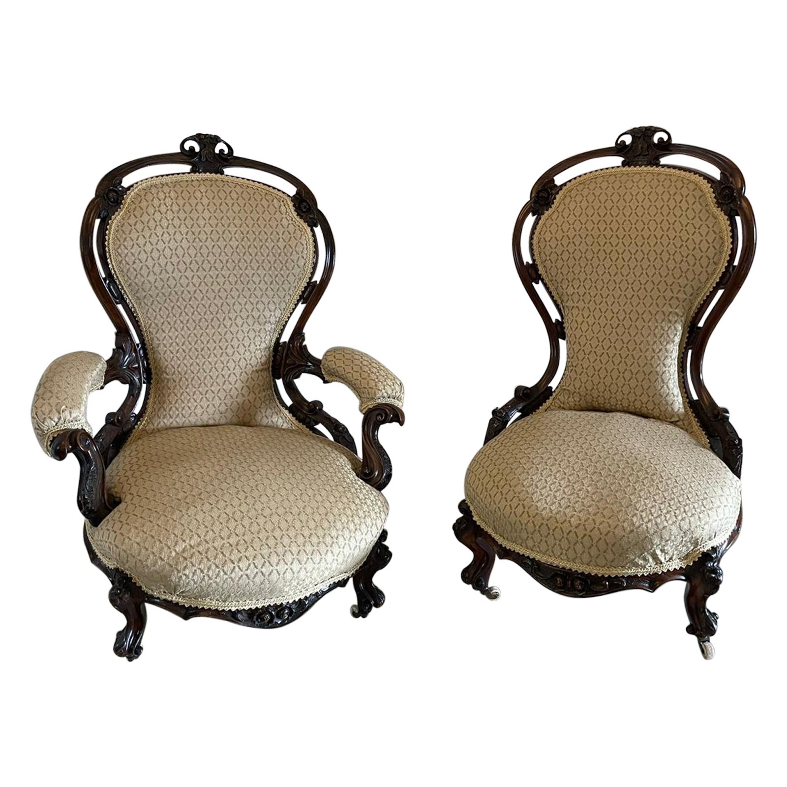 Außergewöhnliches antikes Paar viktorianischer geschnitzter Stühle aus Nussbaumholz im Angebot