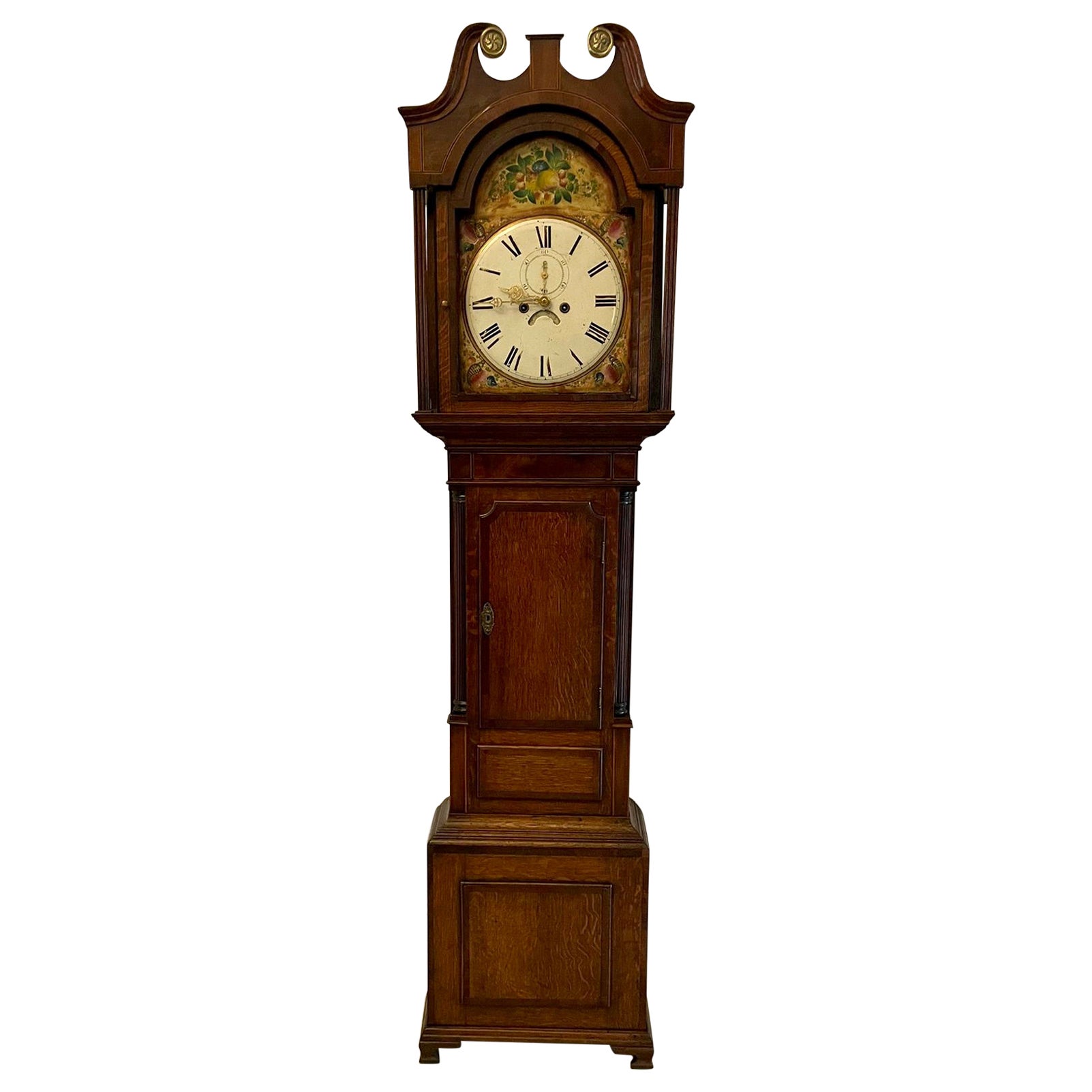 Horloge de parquet ancien de qualité George III en chêne et acajou avec visage peint de 8 jours en vente