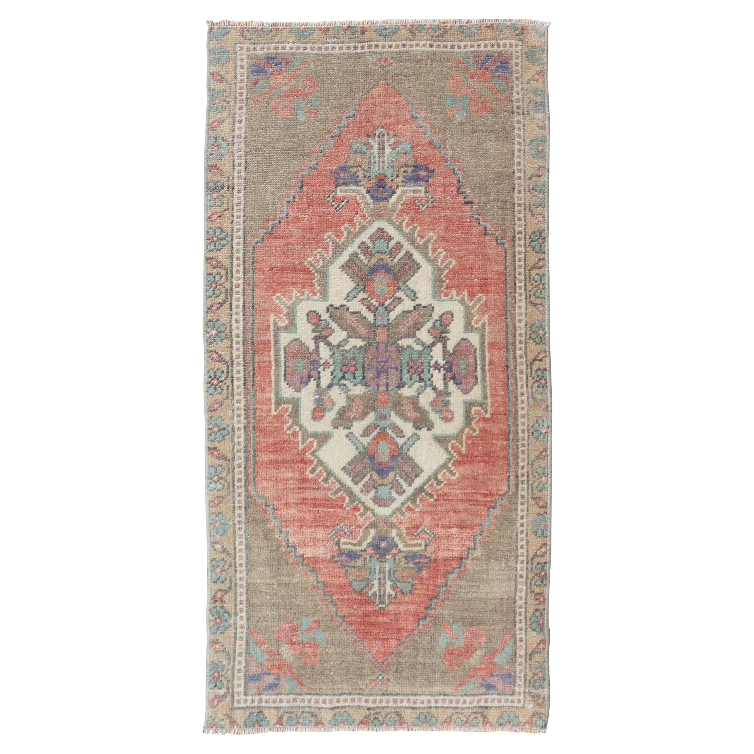 Türkischer Oushak-Teppich im Vintage-Stil, All-Over Sub-Geometric Medaillon-Design 1'8 x 3'4